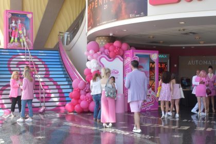 Fanáticos llegan a ver el filme Barbie el 20 de julio de 2023, en un cine de Los Ángeles (EE.UU.).  EFE/ Mónica Rubalcava