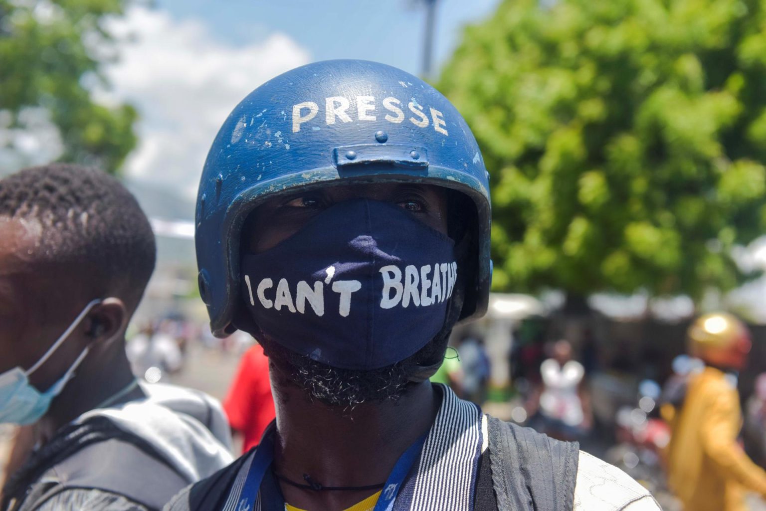 Fotografía de archivo de un fotógrafo haitiano llevando una mascarilla con la frase "I can't breathe" (no puedo respirar) mientras cubre una protesta en Puerto Príncipe (Haití). EFE/ Jean Marc Hervé Abelard