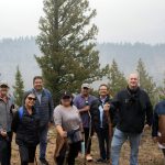 Fotografía cedida por Hispanic Access Foundation donde se aprecia a un grupo de personas mientras posan en un bosque en el marco de la Semana de Conservación Latina, durante la cual se organizan actividades gratuitas dirigidas a la comunidad hispana y relacionadas con el ocio al aire libre y la educación sobre la preservación del medio ambiente. EFE/Hispanic Access Foundation /SOLO USO EDITORIAL /NO VENTAS /SOLO DISPONIBLE PARA ILUSTRAR LA NOTICIA QUE ACOMPAÑA /CRÉDITO OBLIGATORIO