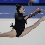 La mexicana Marina Malpica fue registrada este lunes, 3 de julio, durante la final de mazas de la gimnasia rítmica de los Juegos Centroamericanos y del Caribe, en San Salvador (El Salvador). EFE/Rodrigo Sura