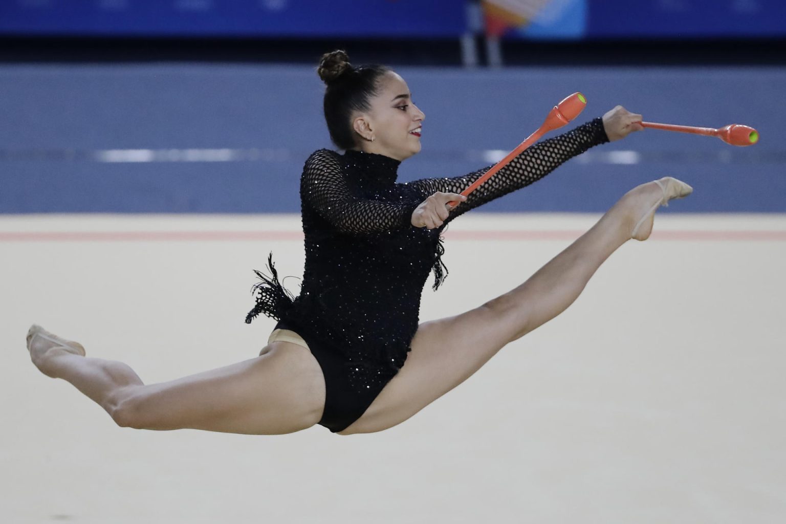 La mexicana Marina Malpica fue registrada este lunes, 3 de julio, durante la final de mazas de la gimnasia rítmica de los Juegos Centroamericanos y del Caribe, en San Salvador (El Salvador). EFE/Rodrigo Sura