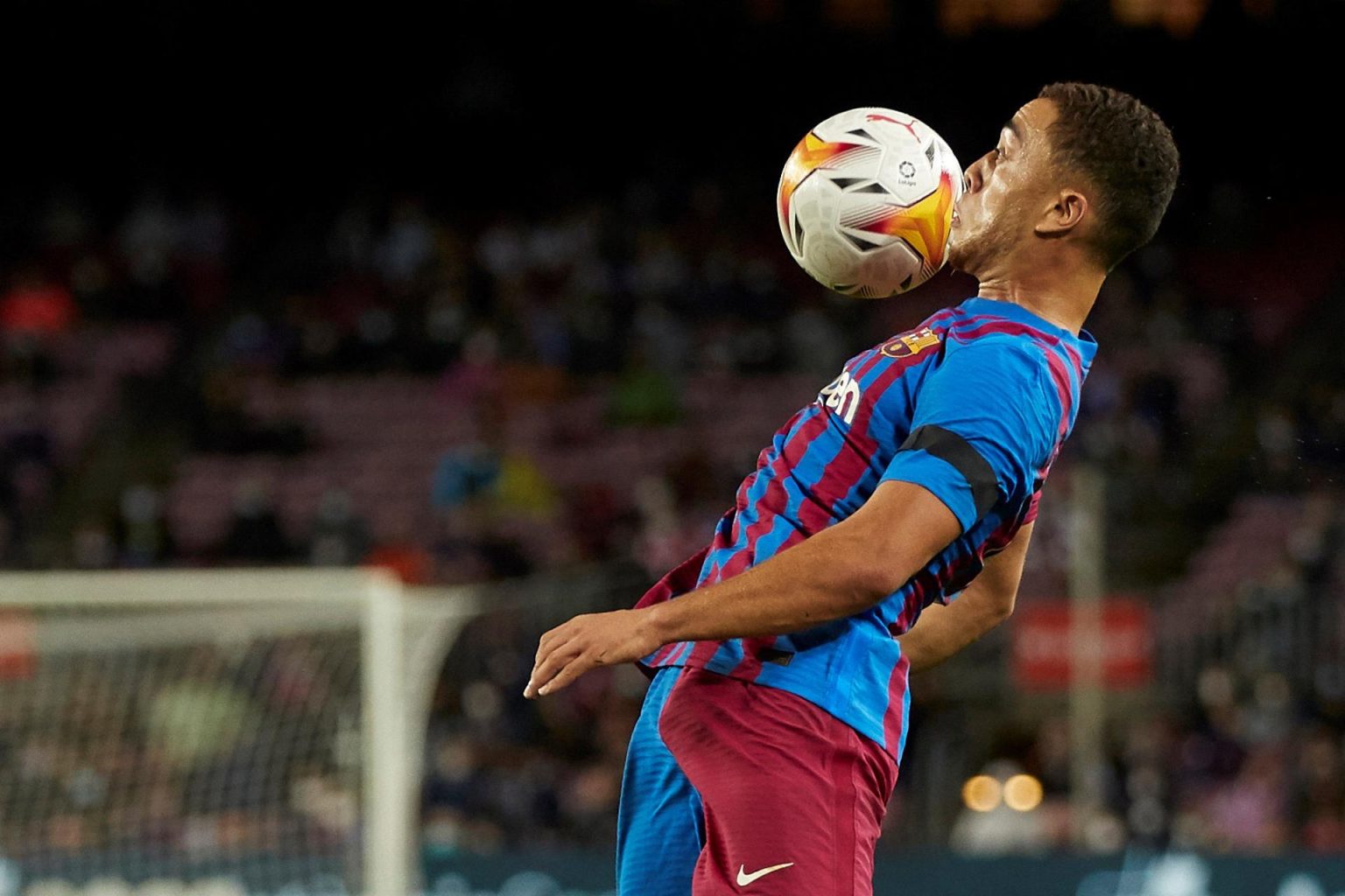 Fotografía de archivo en la que se registró al defensa del FC Barcelona Sergiño Dest, durante el partido de Liga en Primera División, en el estadio Camp Nou, en Barcelona (España). EFE/Alejandro García