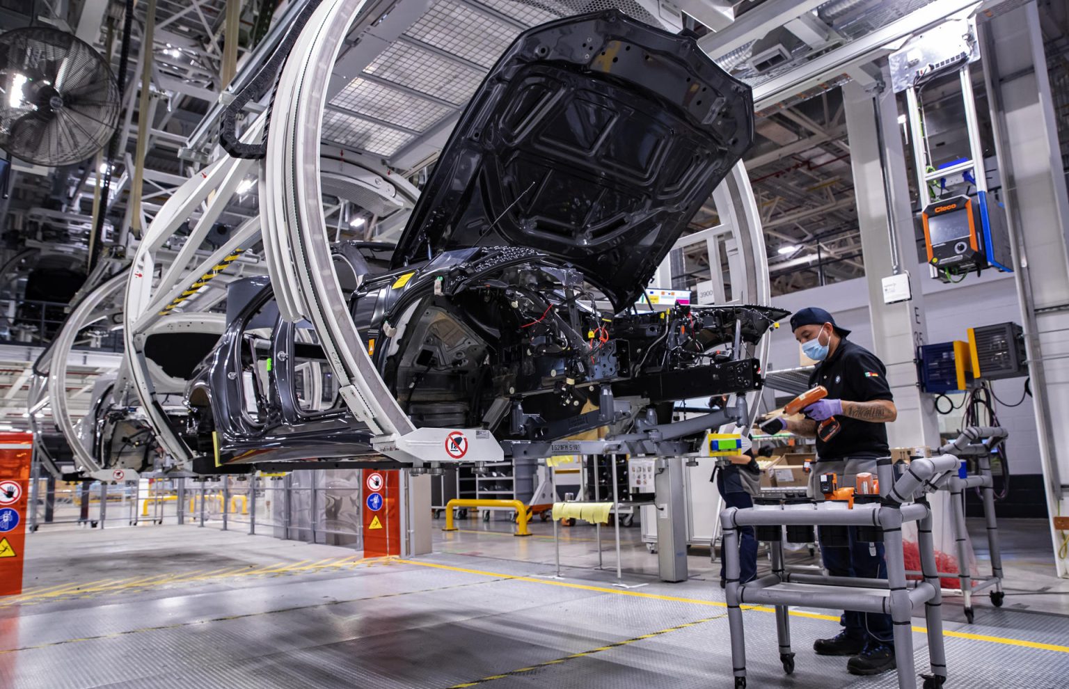 Fotografía de archivo fechada el 5 de septiembre de 2021, de una linea de producción de BMW, en su planta de armado de San Luis Potosí (México). EFE/Carlos Ramírez