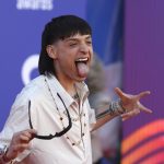 Fotografía de archivo del cantante mexicano Peso Pluma posando en la alfombra roja de los Latin American Music Awards (Latin AMAs). EFE/Ronda Churchill