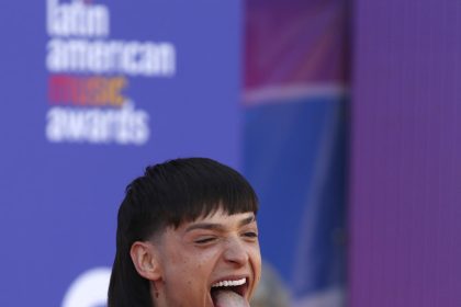 Fotografía de archivo del cantante mexicano Peso Pluma posando en la alfombra roja de los Latin American Music Awards (Latin AMAs). EFE/Ronda Churchill