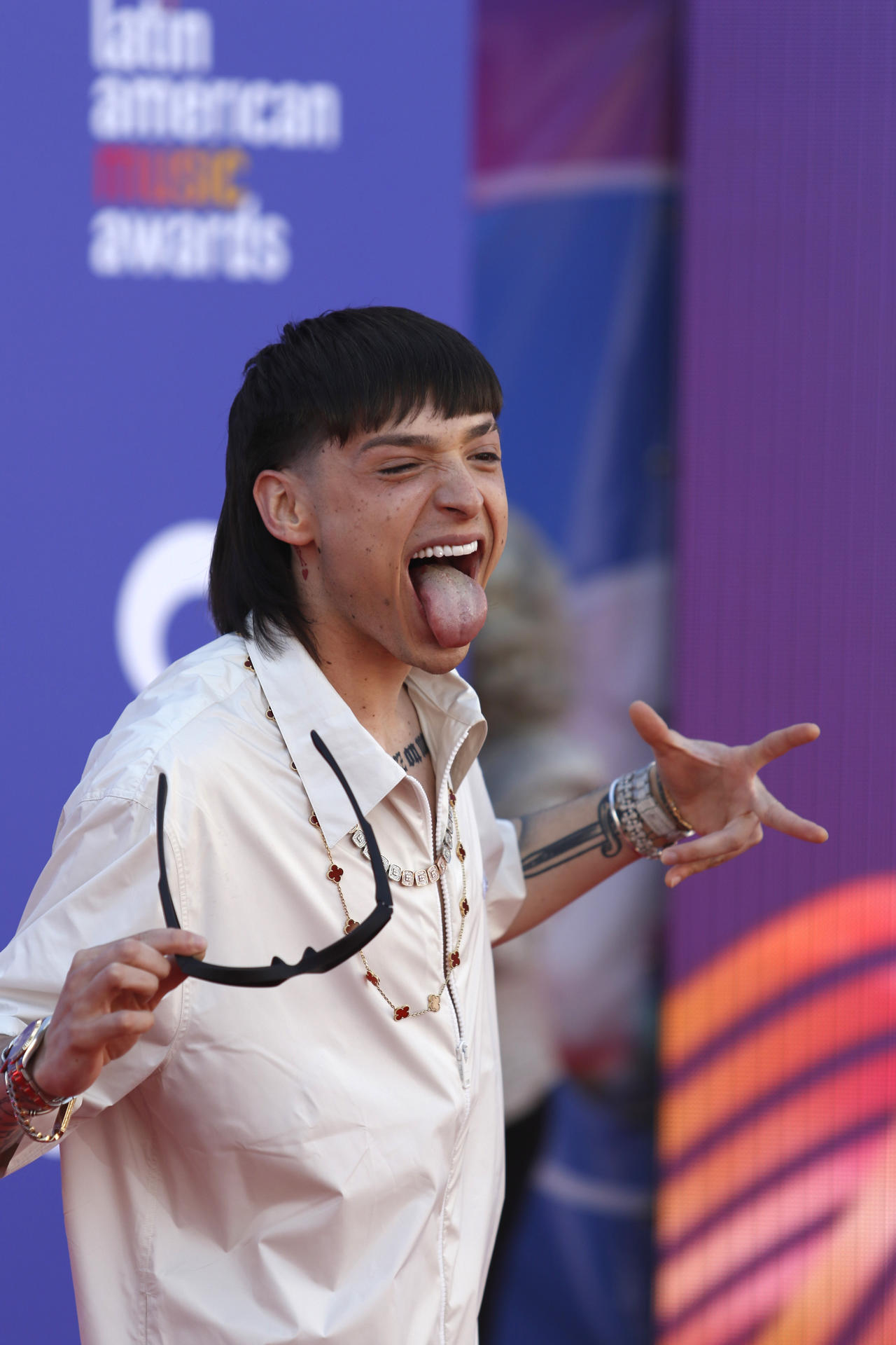 Fotografía de archivo del cantante mexicano Peso Pluma posando en la alfombra roja de los Latin American Music Awards (Latin AMAs). EFE/Ronda Churchill