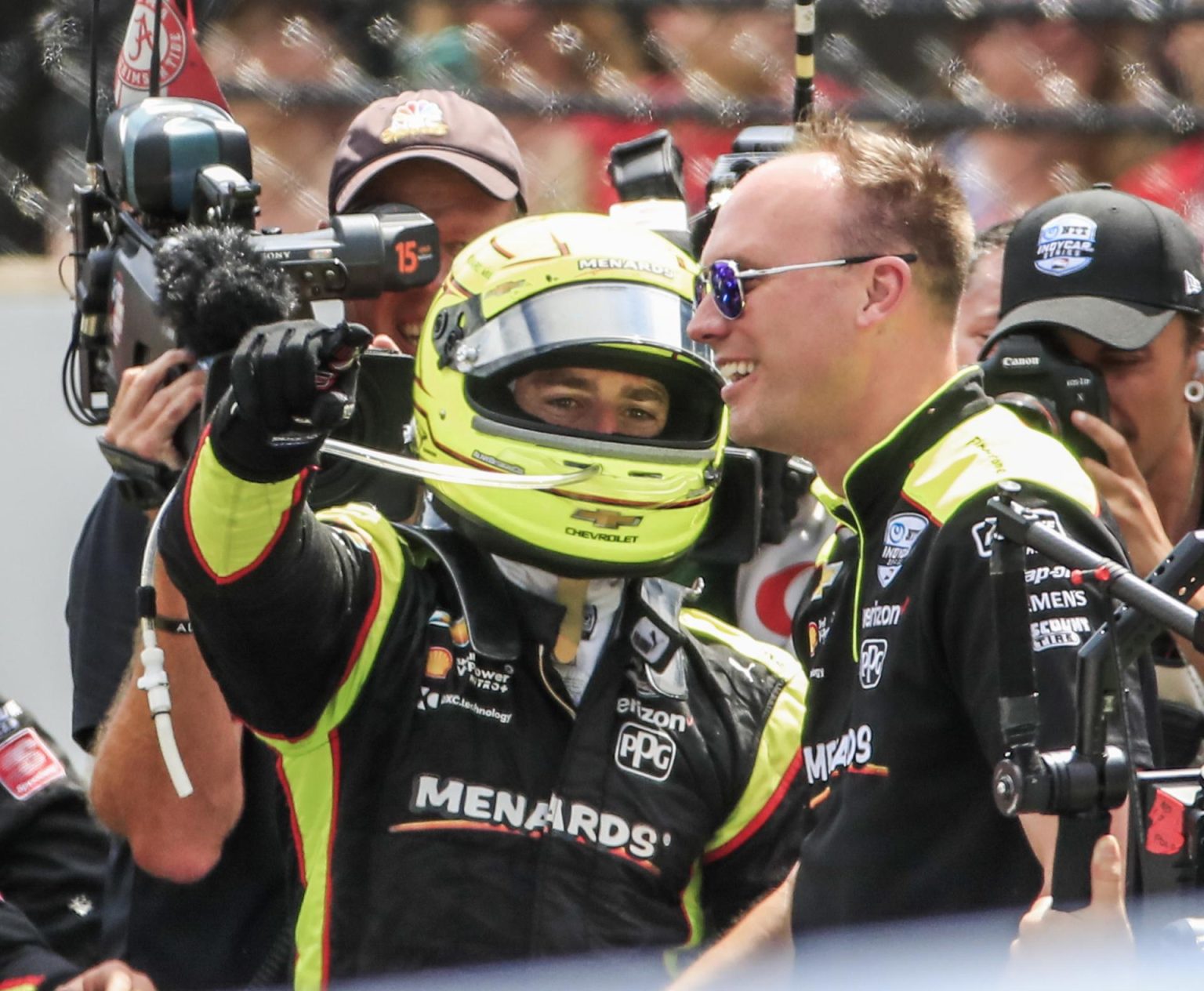 Fotografía de archivo en la que se registró al piloto francés de la fórmula IndyCar Simon Pagenaud (c-i), en Indianapolis (Indiana, EE.UU.). EFE/Tannen Maury