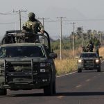 Fotografía de archivo fechada el 18 de febrero de 2022 de un convoy del ejercito mexicano en despliegue hacia la comunidad de Naranjo de Chila, Michoacán (México). EFE/Iván Villanueva