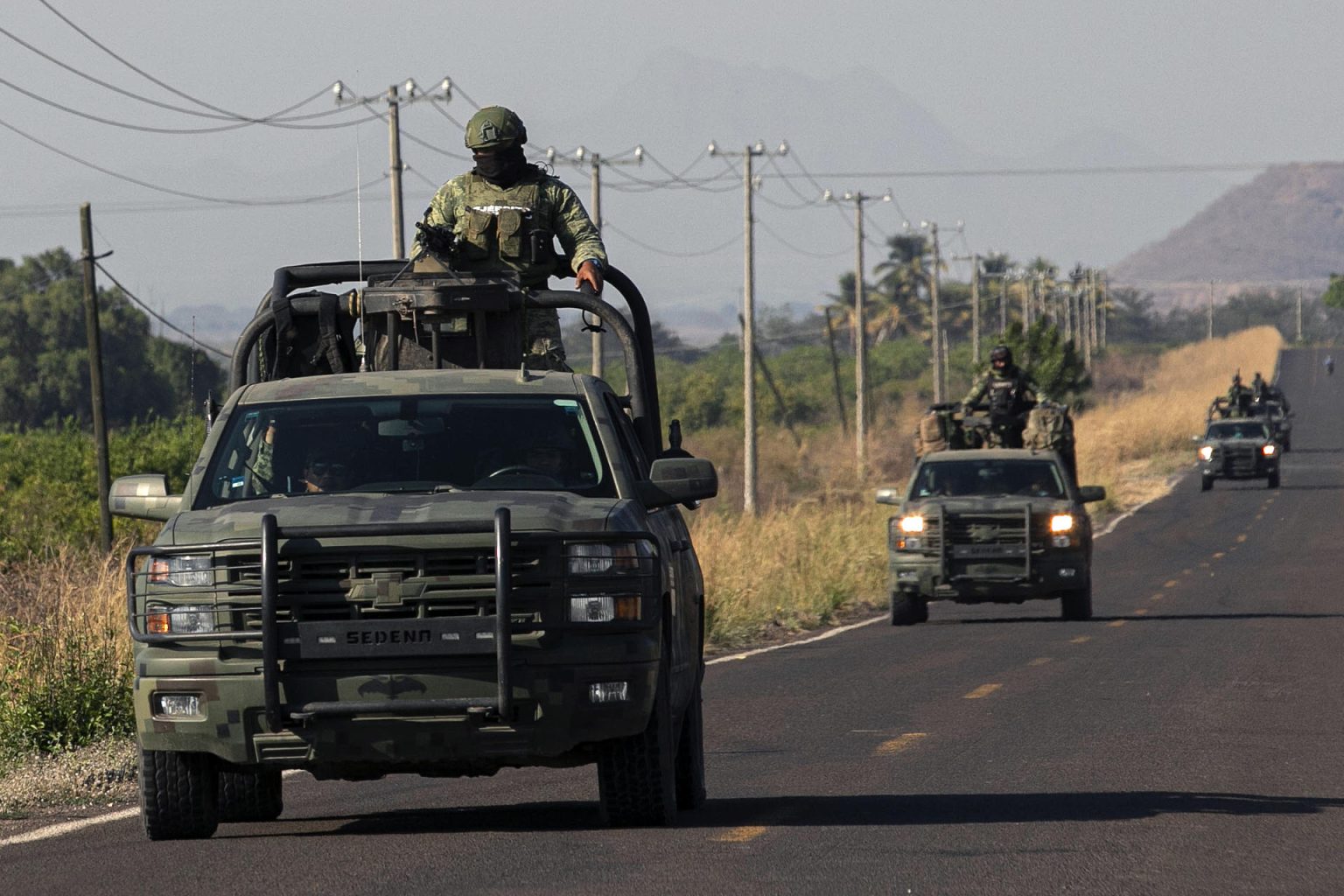 Fotografía de archivo fechada el 18 de febrero de 2022 de un convoy del ejercito mexicano en despliegue hacia la comunidad de Naranjo de Chila, Michoacán (México). EFE/Iván Villanueva