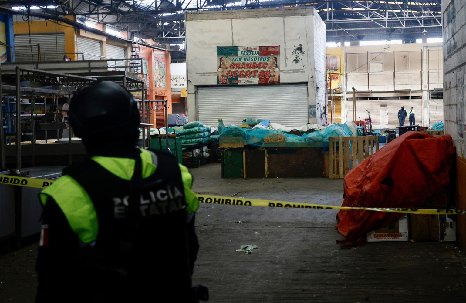 La Central de Abasto de Toluca permanece acordonada por la Policía estatal luego de un incendio durante la madrugada de hoy, en la ciudad de Toluca (México). EFE/ Felipe Gutiérrez