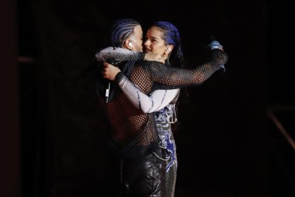 Fotografía de archivo de Rauw Alejandro y Rosalía cantando juntos en el escenario en el Estadio Hiram Bithorn, en San Juan (Puerto Rico). EFE/Thais Llorca