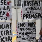 Periodistas de diferentes medios de comunicación protestan hoy, frente a la Fiscalía General de la República (FGR), en el municipio de Chilpancingo en Guerrero (México). EFE/José Luis de la Cruz