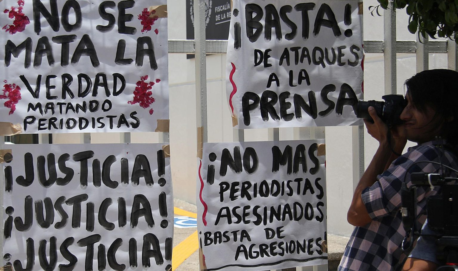 Periodistas de diferentes medios de comunicación protestan hoy, frente a la Fiscalía General de la República (FGR), en el municipio de Chilpancingo en Guerrero (México). EFE/José Luis de la Cruz