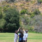 Una pareja posa para una foto con el letrero de Hollywood de fondo, el 9 de junio de 2023, en el Lake View Park, en Los Ángeles (EEUU). EFE/ Mónica Rubalcava