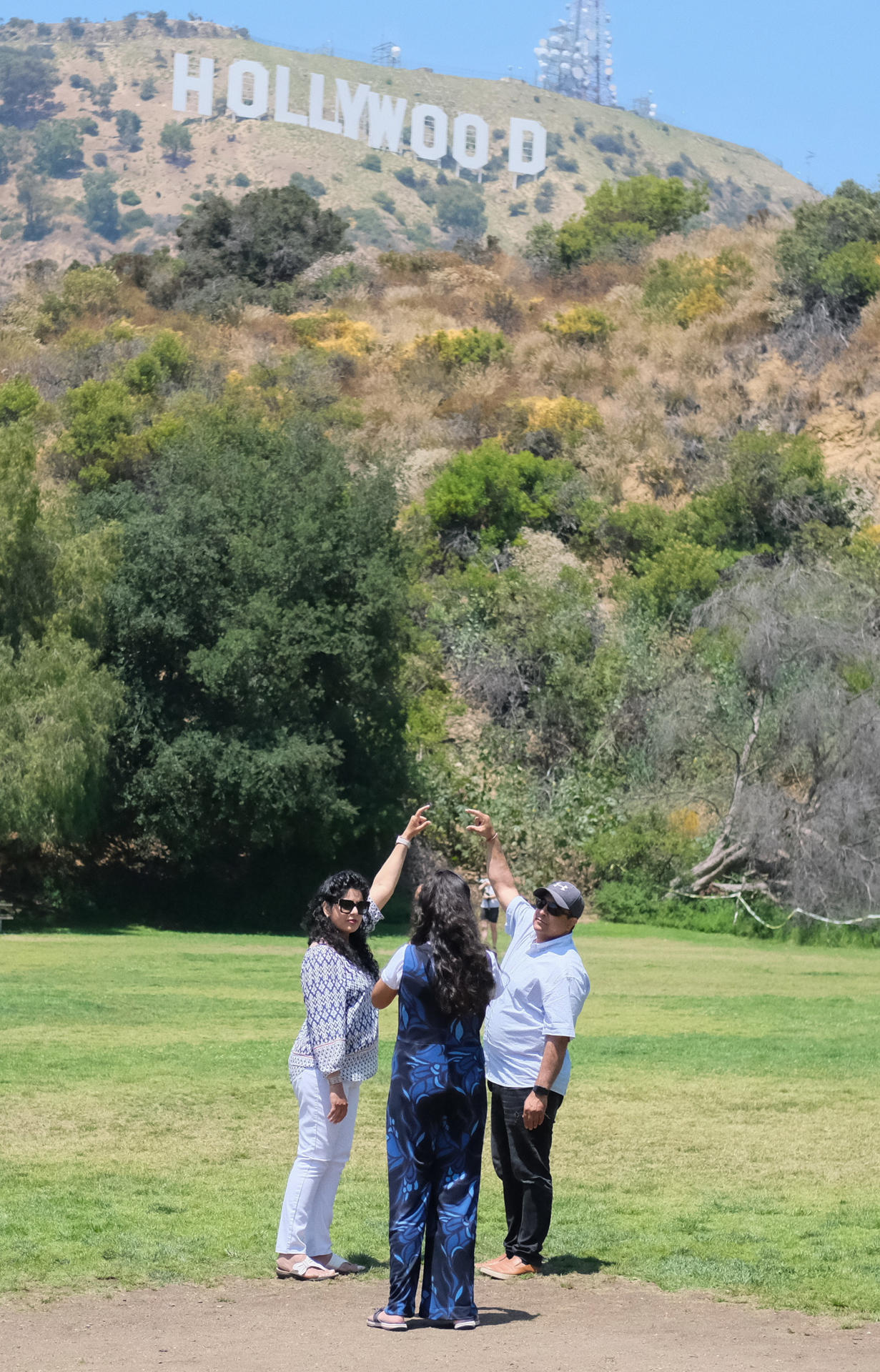 Una pareja posa para una foto con el letrero de Hollywood de fondo, el 9 de junio de 2023, en el Lake View Park, en Los Ángeles (EEUU). EFE/ Mónica Rubalcava