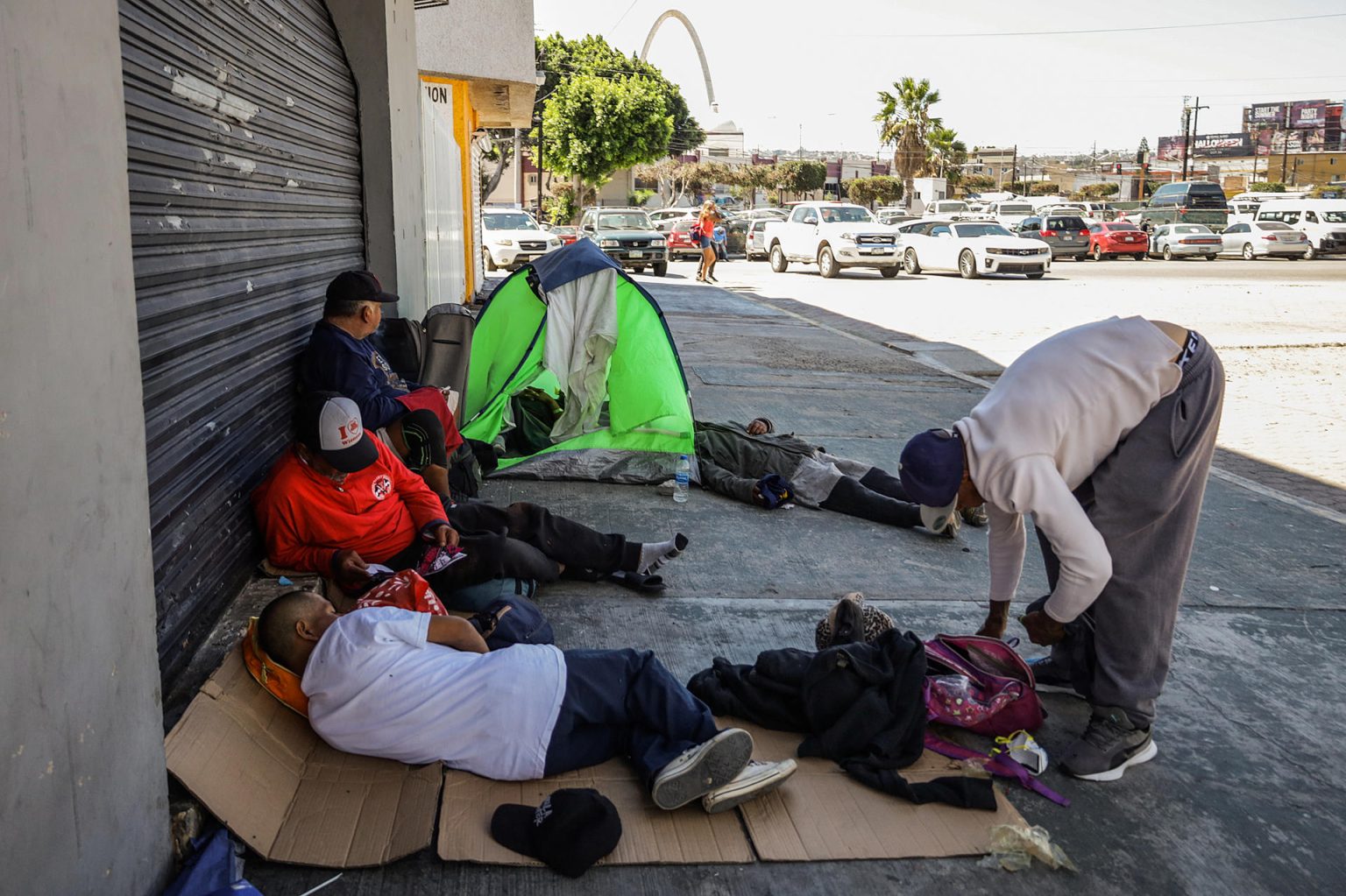 Presuntos consumidores de droga permanecen en una calle el 26 de julio de 2023, en Tijuana (México).  EFE/ Joebeth Terriquez