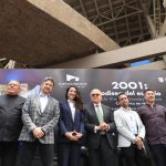 La secretaria de Cultura de la Ciudad de México, Claudia Curiel (c1), y el coordinador ejecutivo del Auditorio Nacional, Eduardo Lagunes (c2), posan junto a participantes durante la presentación del “2001: odisea del espacio”, en Ciudad de México (México). EFE/Mario Guzmán