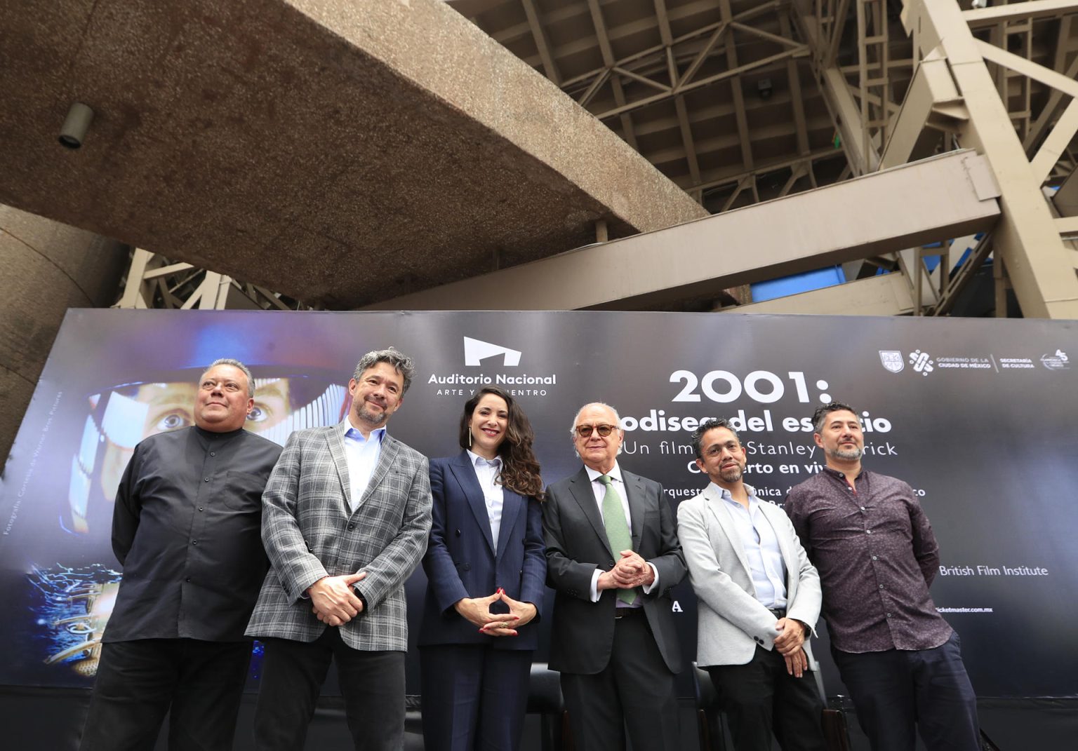 La secretaria de Cultura de la Ciudad de México, Claudia Curiel (c1), y el coordinador ejecutivo del Auditorio Nacional, Eduardo Lagunes (c2), posan junto a participantes durante la presentación del “2001: odisea del espacio”, en Ciudad de México (México). EFE/Mario Guzmán