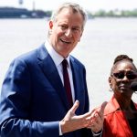 El alcalde de Nueva York, Bill de Blasio (i), y su mujer, Chirlane McCray (d), participan en una rueda de prensa en Nueva York (Estados Unidos). Imagen de archivo. EFE/ Justin Lane