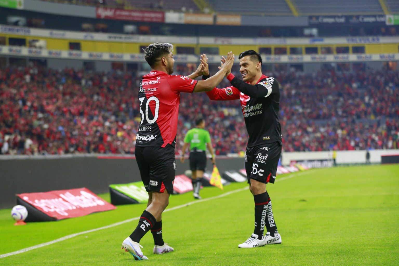 Eduardo Aguirre (i), de Atlas, fue registrado este sábado, 1 de julio, al celebrar con su compañero Aldo Rocha (d) un gol que le anotó a Cruz Azul, durante un partido de la jornada 1 del Torneo Apertura 2023 de la liga mexicana del fútbol, en el estadio Jalisco, en Guadalajara (México). EFE/Francisco Guasco