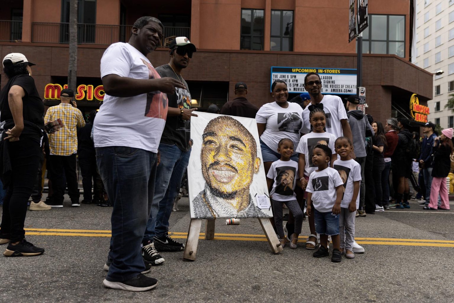 Fotografía de archivo de varios fanáticos del artista Tupac Shakur. EFE/EPA/ETIENNE LAURENT