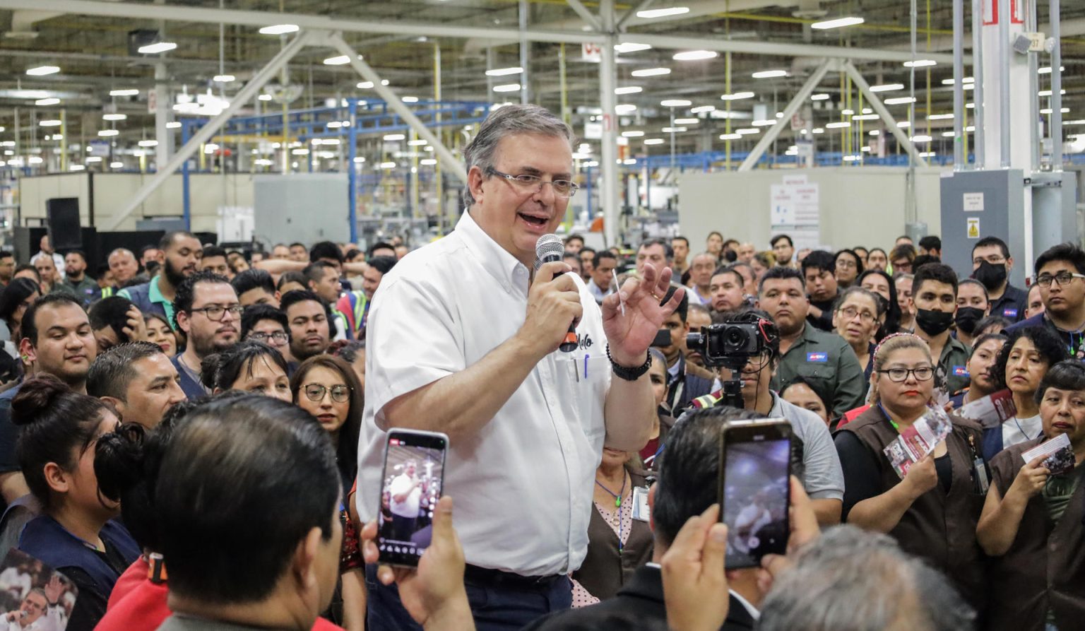 Fotografía de archivo del excanciller Marcelo Ebrard, precandidato presidencial por el partido Movimiento Regeneración Nacional (Morena). EFE/Joebeth Terríquez