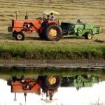 Un granjero trabaja recogiendo heno a pesar de las altas temperaturas en Piedmont (EEUU). Imagen de archivo. EFE/LARRY W. SMITH