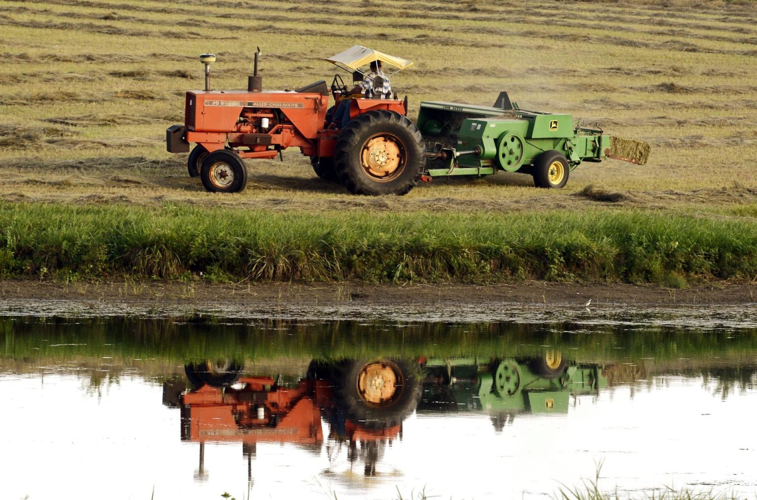 Un granjero trabaja recogiendo heno a pesar de las altas temperaturas en Piedmont (EEUU). Imagen de archivo. EFE/LARRY W. SMITH