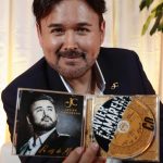 El tenor mexicano Javier Camarena posa con su nuevo disco DVD durante una entrevista con EFE, el 14 de julio de 2023, en Ciudad de México (México). EFEJosé Méndez