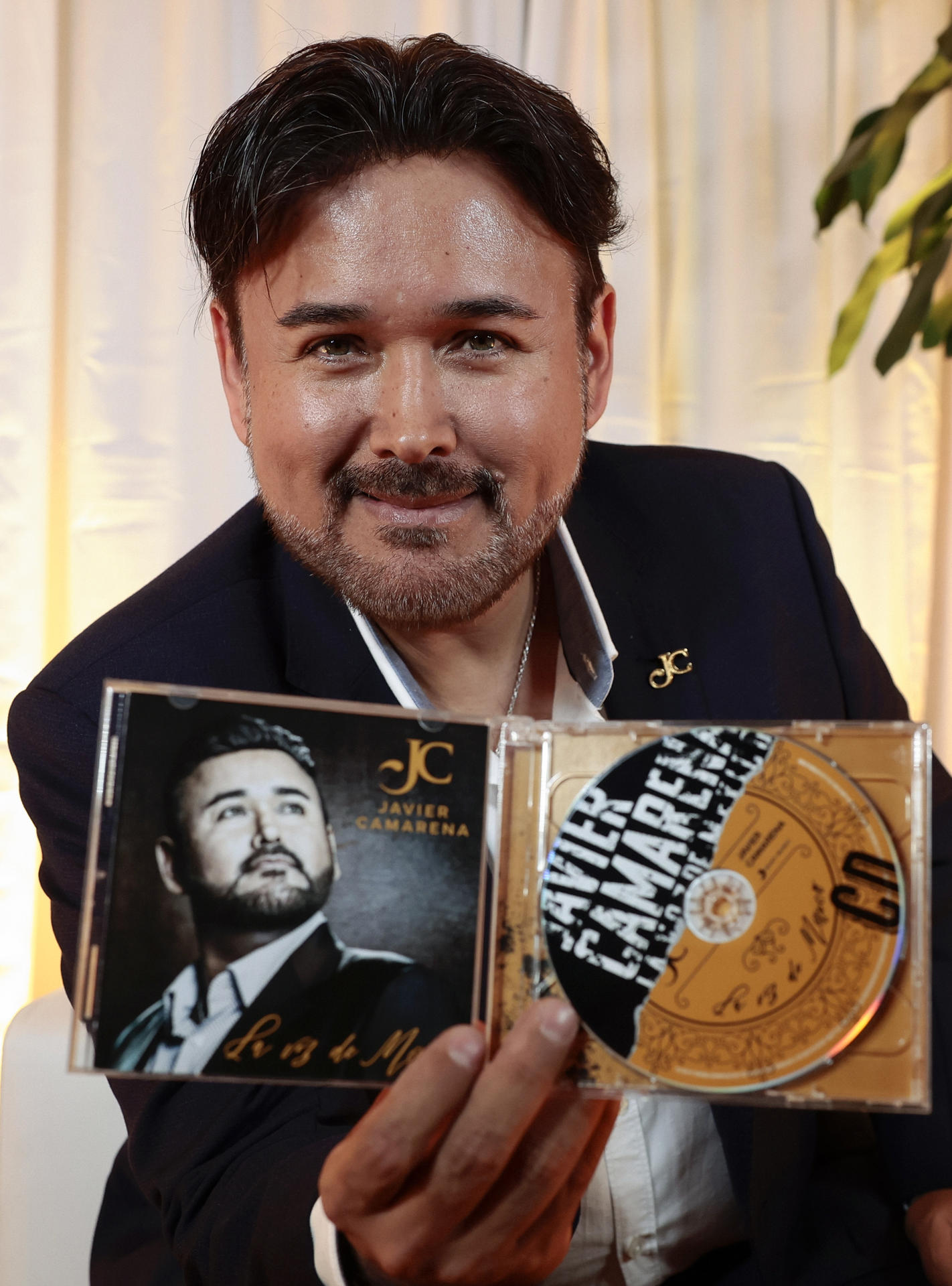 El tenor mexicano Javier Camarena posa con su nuevo disco DVD durante una entrevista con EFE, el 14 de julio de 2023, en Ciudad de México (México). EFEJosé Méndez