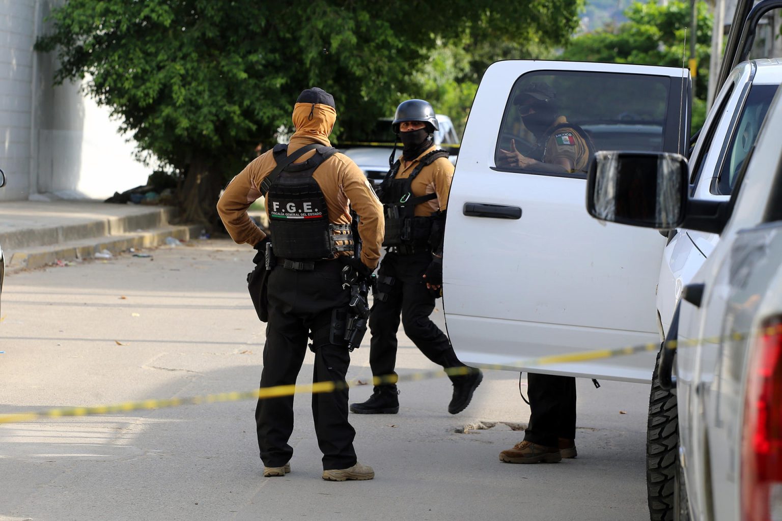 Policías ministeriales acuden a la zona donde fue asesinado el periodista Nelson Matus Peña, en el balneario de Acapulco, estado de Guerrero (México). EFE/ David Guzmán