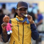 La colombiana Geiny Pájaro fue registrada este martes, 4 de julio, al posar con la medalla de oro de la prueba femenina de los 200 m contrarreloj del patinaje de velocidad de los Juegos Centroamericanos y del Caribe, en San Salvador (El Salvador). EFE/Miguel Lemus