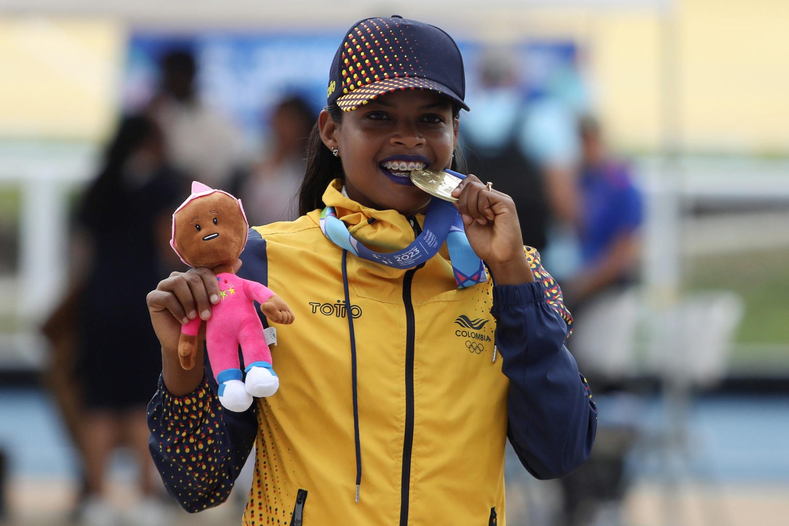 La colombiana Geiny Pájaro fue registrada este martes, 4 de julio, al posar con la medalla de oro de la prueba femenina de los 200 m contrarreloj del patinaje de velocidad de los Juegos Centroamericanos y del Caribe, en San Salvador (El Salvador). EFE/Miguel Lemus