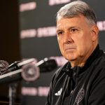 Fotografía cedida el pasado 29 de junio por el club estadounidense de fútbol Inter Miami en la que se registró a su nuevo entrenador, el argentino Gerardo 'Tata' Martino, durante la rueda de prensa de su presentación, en Miami (EEUU). Martino, junto a los futbolistas Lionel Messi y Sergio Busquets, llega para corregir el rumbo del equipo necesitado de buenos resultados. EFE/Inter Miami