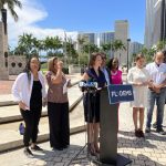 Fotografía de archivo de la presidenta del Partido Demócrata de Florida, Nikki Fried, durante una rueda de prensa frente al monumento "La antorcha de la amistad", en Miami, Florida (EE. UU). EFE/Ana Mengotti