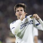 Riqui Puig de Los Angeles Galaxy celebra un gol hoy, durante un partido entre Los Angeles Galaxy y el LAFC, en el estadio Rose Bowl en Pasadena, California (EEUU). EFE/ Armando Arorizo