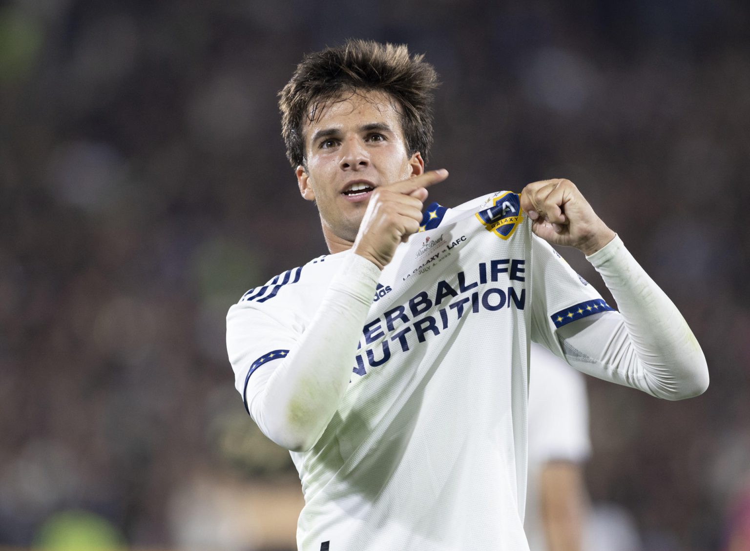 Riqui Puig de Los Angeles Galaxy celebra un gol hoy, durante un partido entre Los Angeles Galaxy y el LAFC, en el estadio Rose Bowl en Pasadena, California (EEUU). EFE/ Armando Arorizo