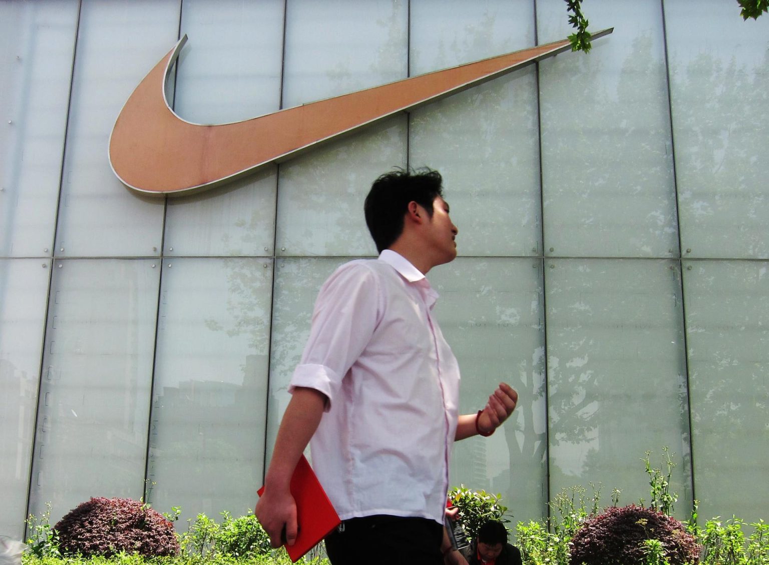 Un hombre pasa junto al letrero de una tienda Nike. Imagen de archivo. EFE/Qilai Shen