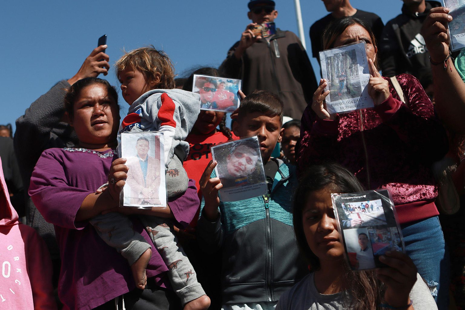 Fotografía de archivo de migrantes y familiares de los fallecidos en el incendio realizan una vigilia en memoria de las 40 víctimas, frente al Instituto Nacional de Migración (INM) en Ciudad Juárez (México).  EFE/Luis Torres