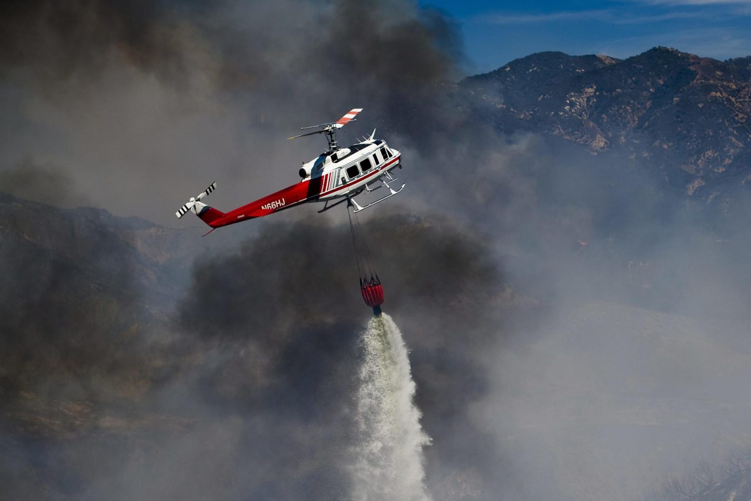 El piloto, de 41 años, es la tercera persona que muere este año combatiendo incendios forestales en el país. El 13 de julio, la bombera Devyn Gale, de 19 años, falleció cuando le cayó un árbol mientras participaba en tareas de extinción en la provincia de Columbia Británica. Fotografía de archivo. EFE/ MICHAL CZERWONKA