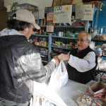 Fotografía de archivo de un tendero que ayuda a un cliente en su tienda. EFE/Kamil Krzaczynski