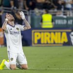 Tyler Boyd de Los Angeles Galaxy celebra un gol hoy, durante un partido entre Los Angeles Galaxy y el LAFC, en el estadio Rose Bowl en Pasadena, California (EEUU). EFE/ Armando Arorizo