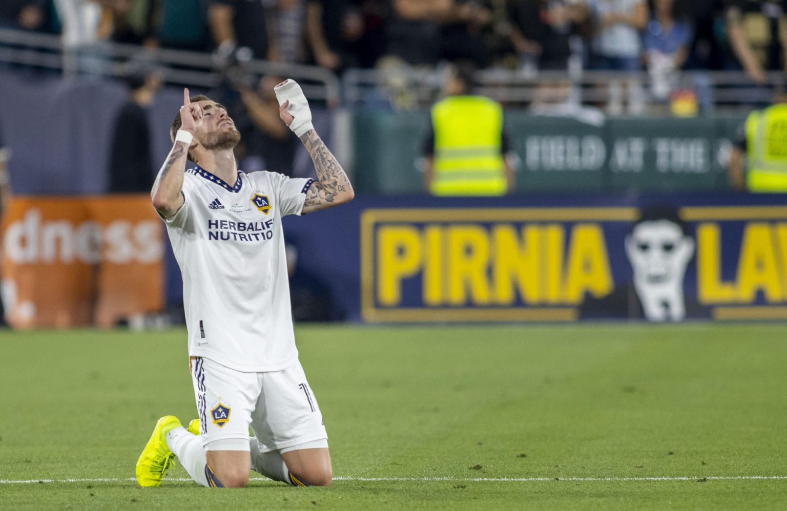 Tyler Boyd de Los Angeles Galaxy celebra un gol hoy, durante un partido entre Los Angeles Galaxy y el LAFC, en el estadio Rose Bowl en Pasadena, California (EEUU). EFE/ Armando Arorizo