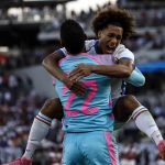 Adalberto Carrasquilla (d) de Panamá celebra con su compañero, el guardameta Orlando Mosquera, tras vencer a Estados Unidos en las semifinales de la Copa Oro, en San Diego, California (EE.UU.), este 12 de julio de 2023. EFE/EPA/Etienne Laurent