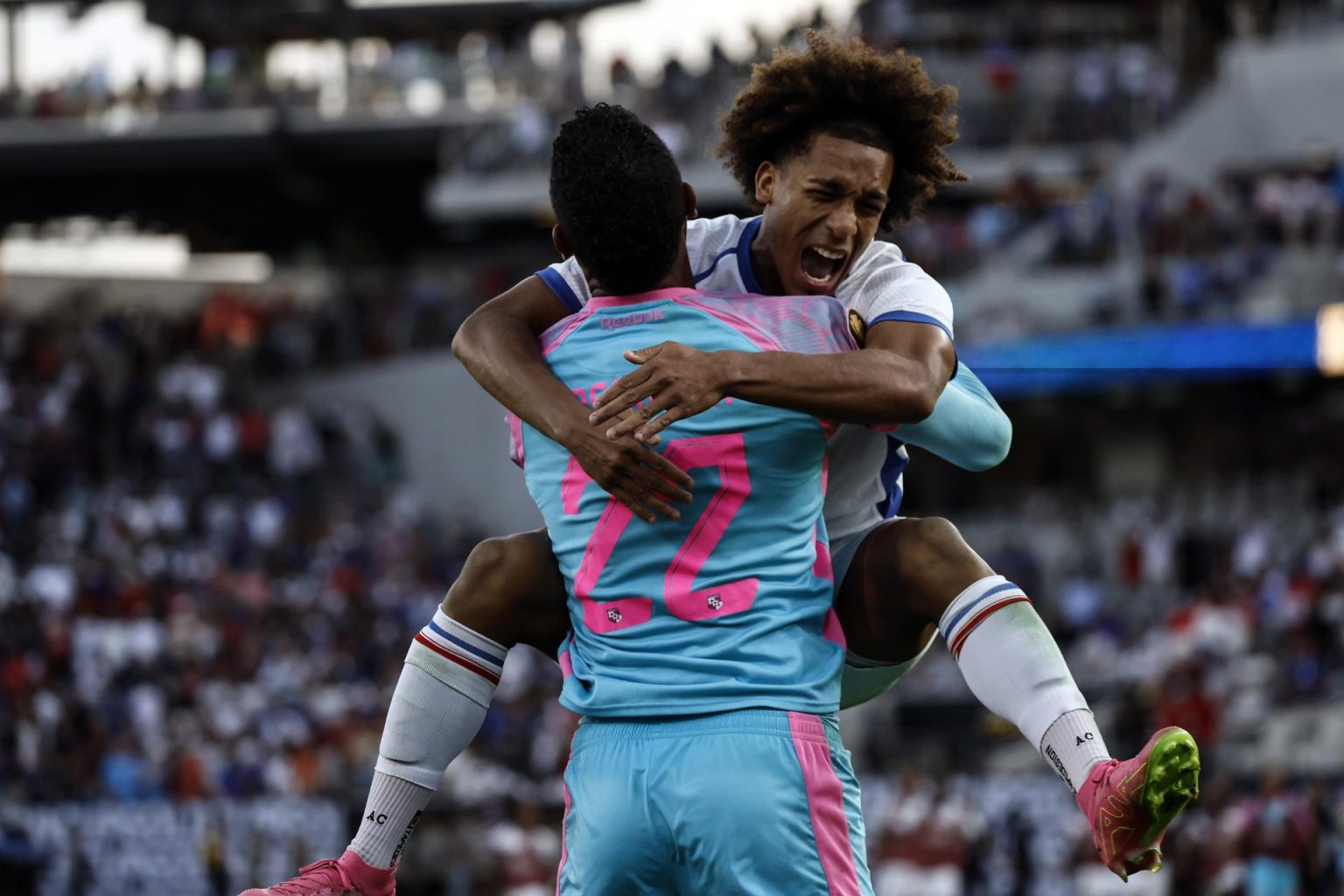 Adalberto Carrasquilla (d) de Panamá celebra con su compañero, el guardameta Orlando Mosquera, tras vencer a Estados Unidos en las semifinales de la Copa Oro, en San Diego, California (EE.UU.), este 12 de julio de 2023. EFE/EPA/Etienne Laurent