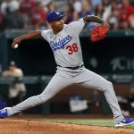 El lanzador de relevo de los Dodgers de Los Ángeles, Yency Almonte, lanza un lanzamiento contra el jardinero central de los Rangers de Texas, Leody Taveras, durante la primera entrada del juego de la Major League Baseball (MLB) en el Globe Life Field en Arlington. EFE/EPA/ADAM DAVIS