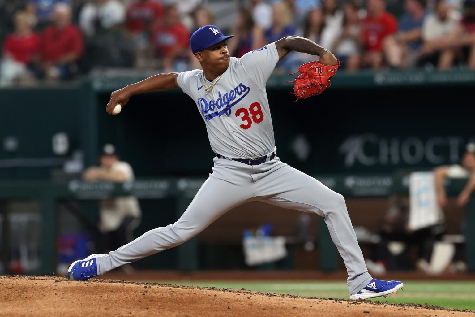 El lanzador de relevo de los Dodgers de Los Ángeles, Yency Almonte, lanza un lanzamiento contra el jardinero central de los Rangers de Texas, Leody Taveras, durante la primera entrada del juego de la Major League Baseball (MLB) en el Globe Life Field en Arlington. EFE/EPA/ADAM DAVIS