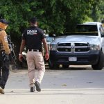 Policías ministeriales acuden a la zona donde fue asesinado el periodista Nelson Matus Peña, en Acapulco, estado de Guerrero (México). EFE/ David Guzmán