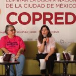 La presidenta del Consejo para Prevenir y Eliminar la Discriminación de la Ciudad de México (Copred), Geraldina González (d), y la directora de Proyecta Cuerpa Lab, Erika Bulle, participan durante una rueda de prensa hoy, en Ciudad de México (México). EFE/Sáshenka Gutiérrez