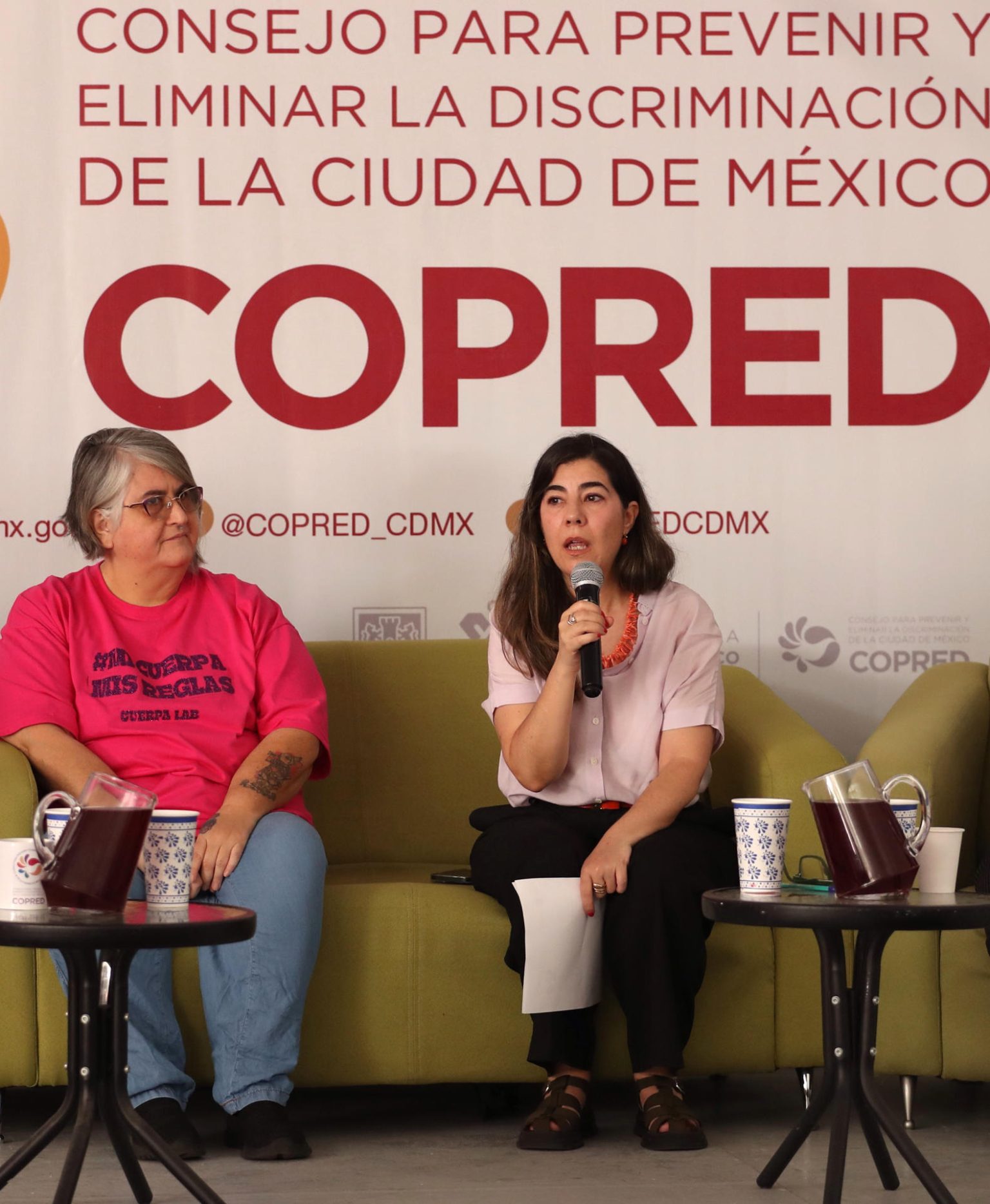 La presidenta del Consejo para Prevenir y Eliminar la Discriminación de la Ciudad de México (Copred), Geraldina González (d), y la directora de Proyecta Cuerpa Lab, Erika Bulle, participan durante una rueda de prensa hoy, en Ciudad de México (México). EFE/Sáshenka Gutiérrez